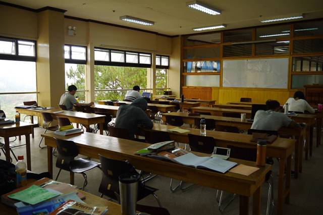 誘惑から完全に離れたエリアで、初級者でも基礎から学べる安心の学校