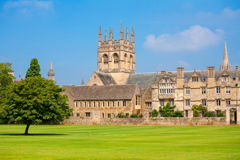 Q2．イギリスの大学付属の語学コースに通いたいのですが。