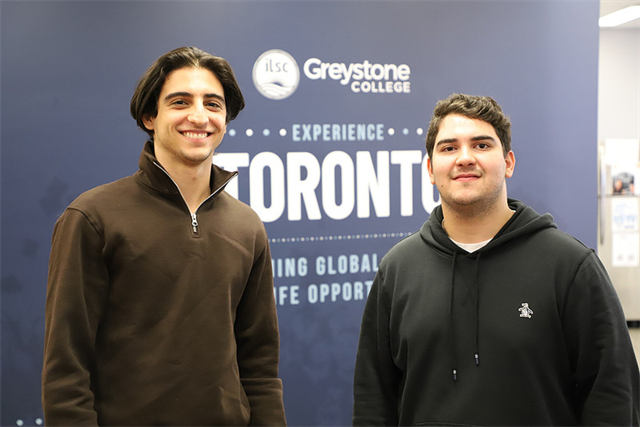 Greystone Collegeの受付を背景とした写真