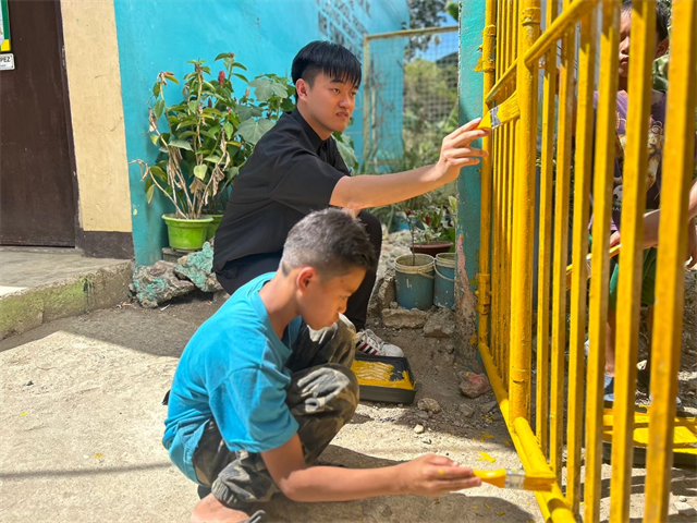 English Fellaボランティアの様子(ペンキ塗り)