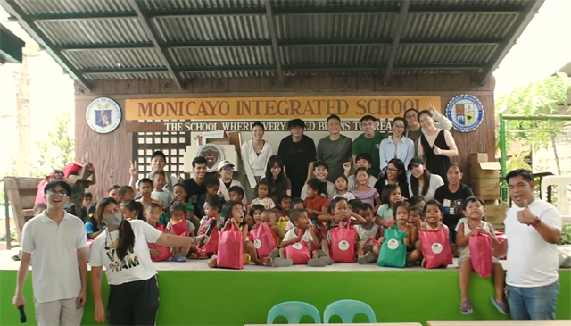 アエタ村訪問ボランティアの集合写真