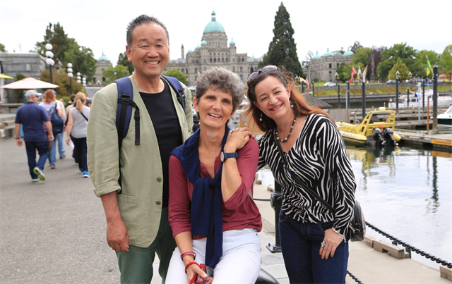 ブリティッシュコロンビア州議事堂での記念撮影写真