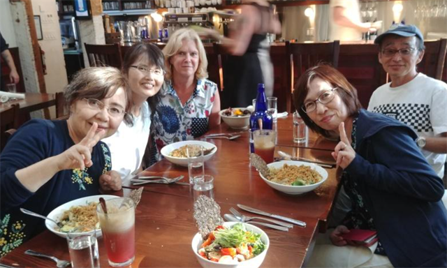 アクティビティ（食事会）での記念撮影