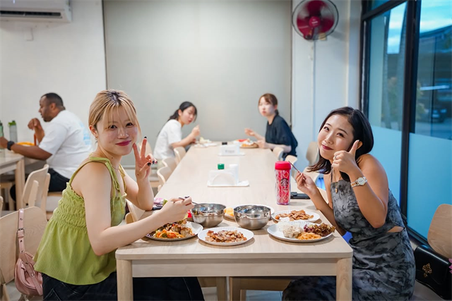 BBQパーティーでの食事の様子。