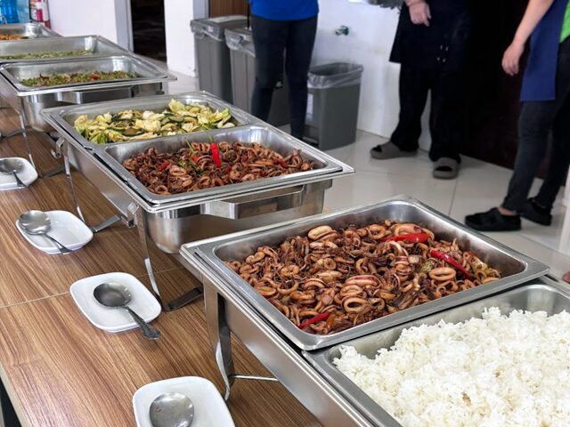 学校の食堂（配膳前）