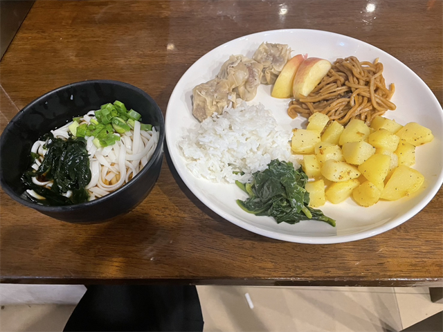 麺料理とビュッフェスタイルの食事例
