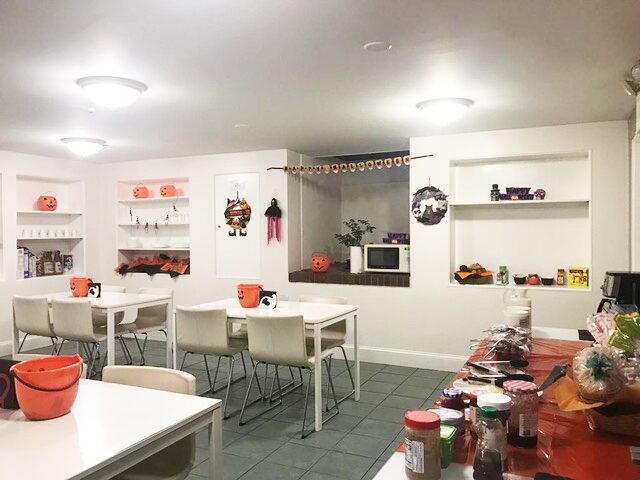 NESEの学校寮(Lee Hall)のダイニングルームで、右側にパンやジャムなどが並んでいます。