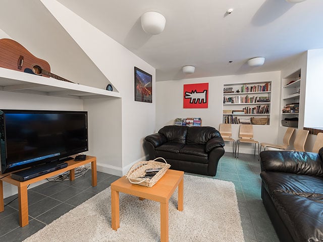 寮内のリビングルーム