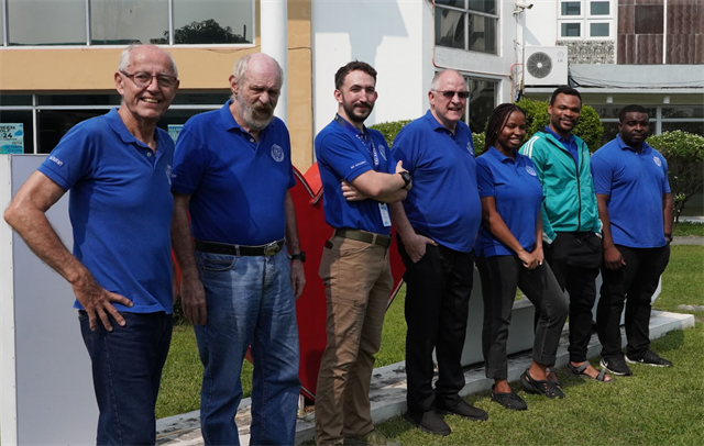 フィリピンでは珍しいネイティブ講師の集合写真