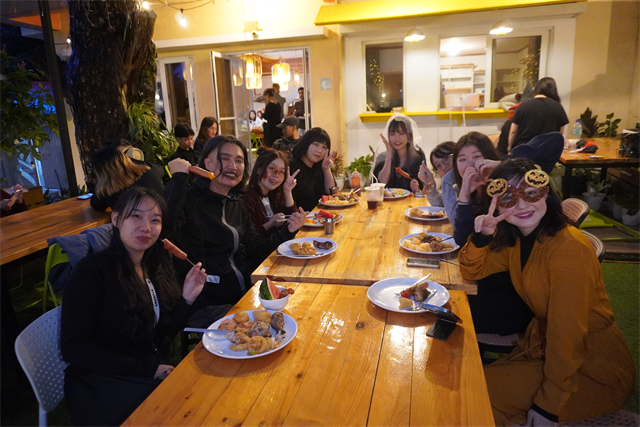 校内のBBQパーティーの様子（ハロウィン仕様）