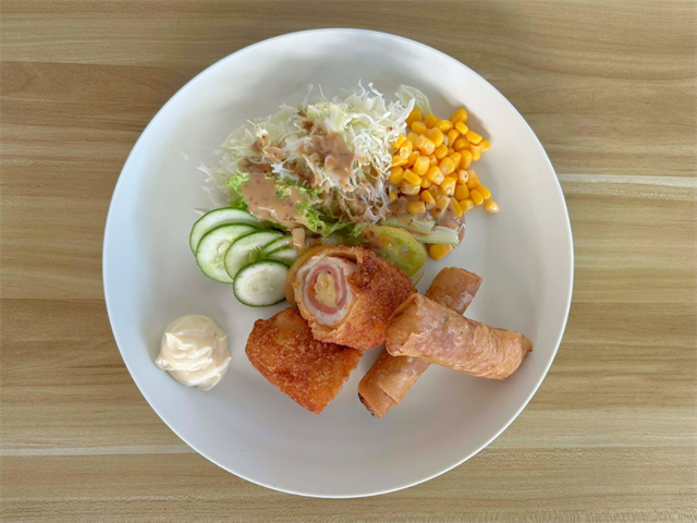 食事例（チキンのフライとルンピア＝春巻き）