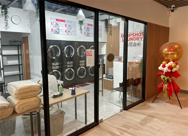 同ビル内に入居するランドリーショップ