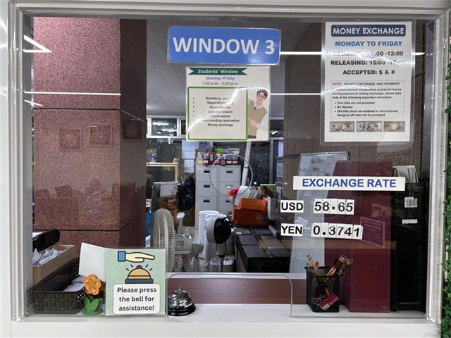 両替所カウンターの様子