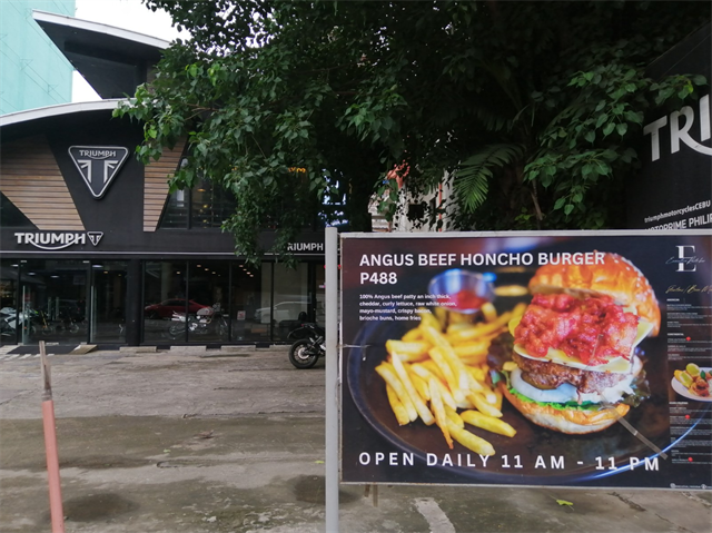 徒歩5分のバーガー＆カフェレストラン