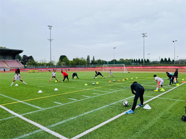 サッカープログラムでのトレーニングの様子