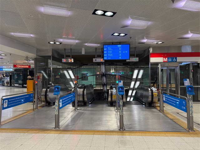 ヘルシンキ大学駅の電車入り口=改札の写真