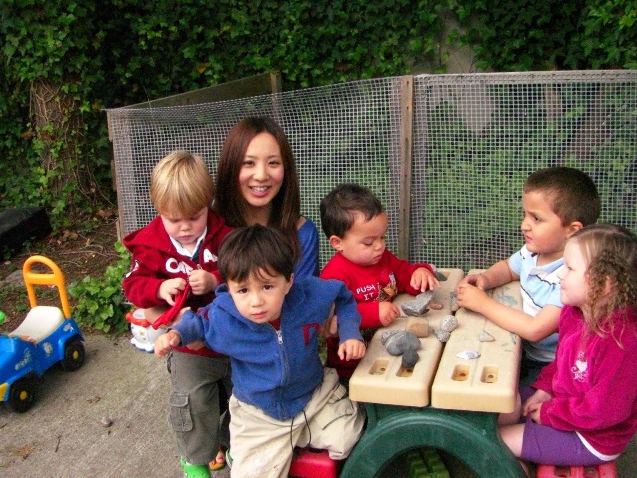 カナダの幼児施設で、子どもたちと活動するボランティア参加者